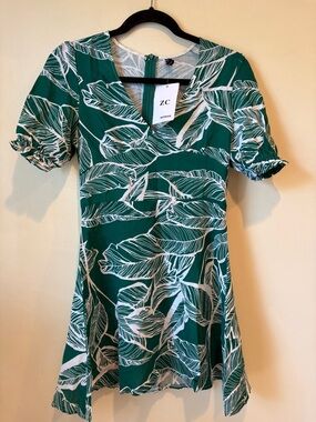ZC Woman Green & White Leaf Print V-Neck Dress